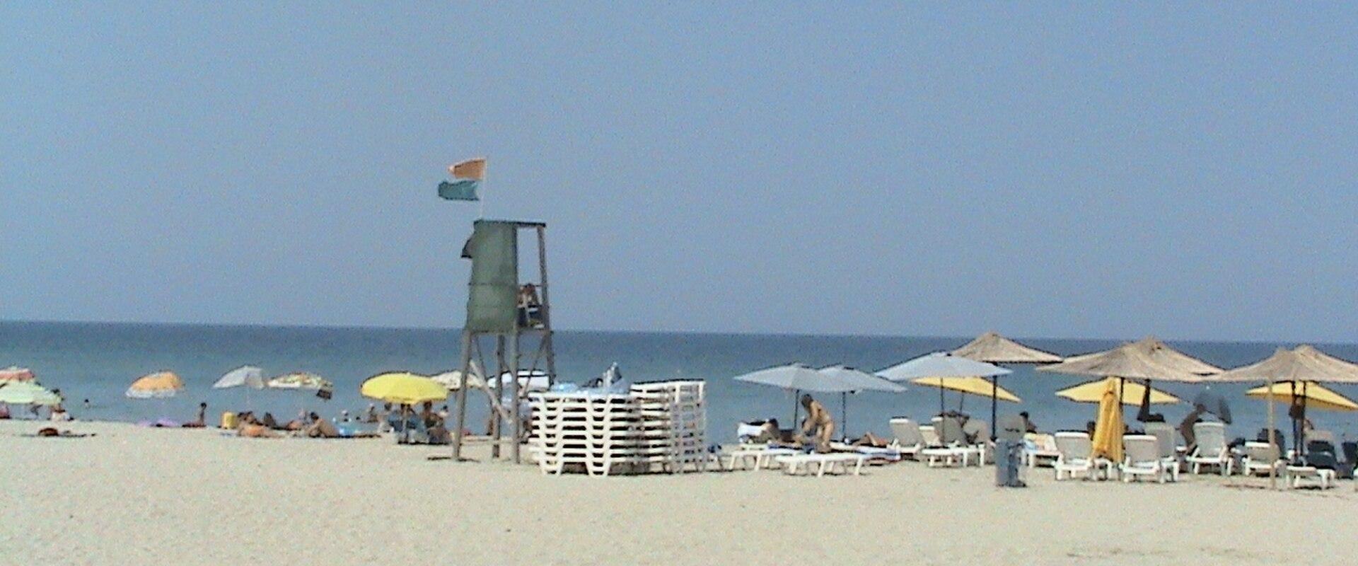 Sandy beach with umbrellas at Neoi Poroi on the Pieria coast