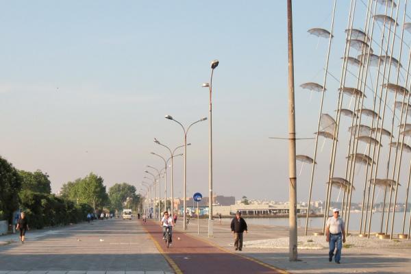 Waterfront (Thessaloniki) - Cafes, Street Performers, Playgrounds